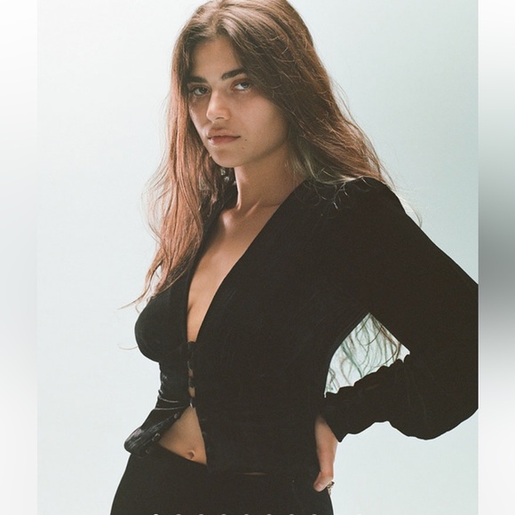 Realisation Par The Kaia Black Velvet Top - Picture 4 of 5